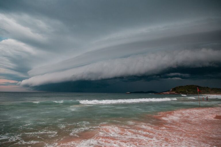 Ciclone extratropical vs furacão: qual a diferença, onde ocorrem e como se preparar com segurança