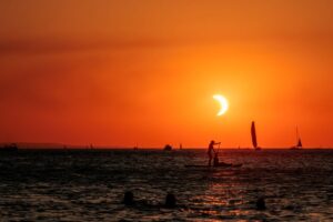Por que eclipses solares acontecem e como observá-los com segurança